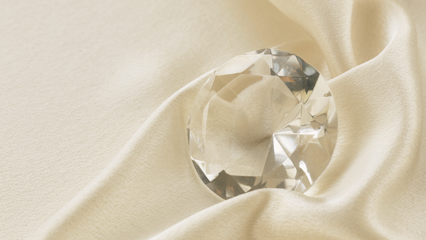 Loose Diamond on cream silk